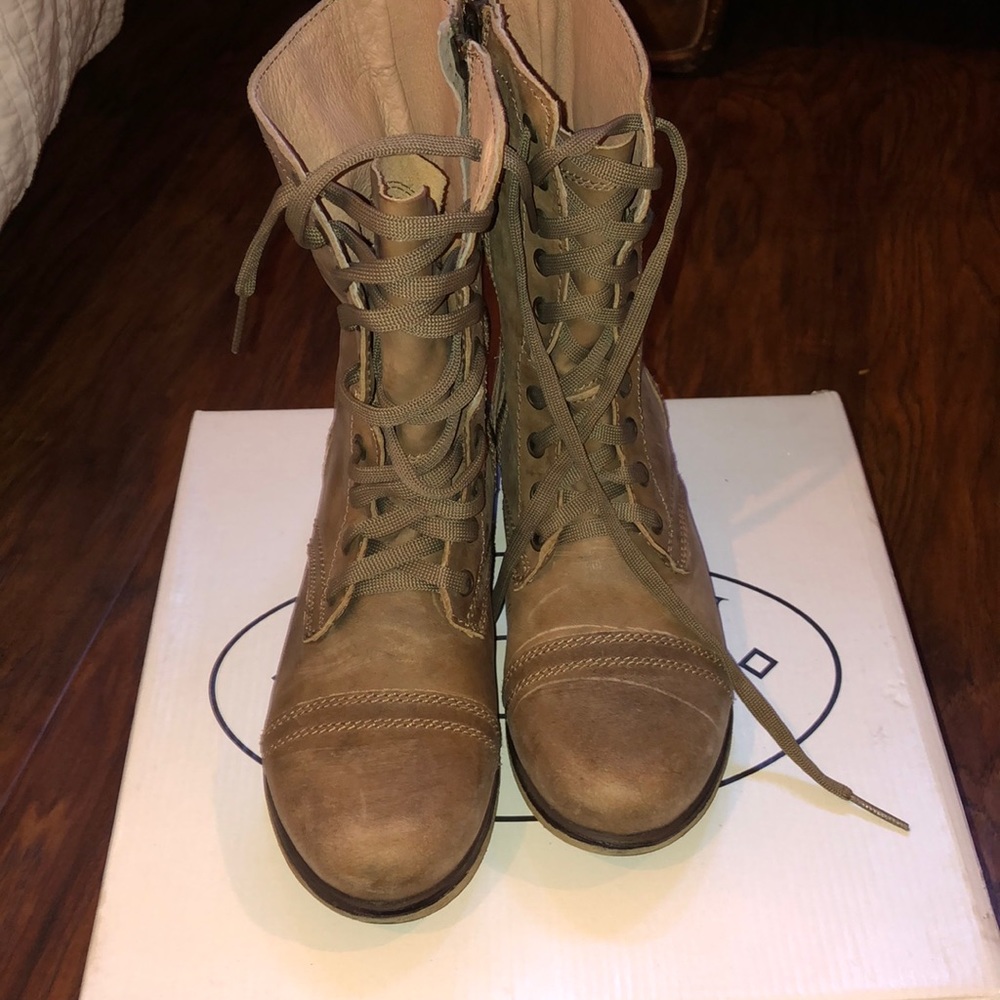NWOT Steve Madden Lace up combat boots